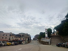 受到颱風白海豚暴風圈來襲影響，連江縣9日全日停班，全日停課，呼籲鄉親儘量留在家中勿出門。圖為馬祖地標之一的劍碑。