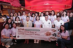 台灣美食國際巡迴講座8日在吉隆坡登場。圖為台灣主廚江信毅（第二排右2）、世華吉隆坡分會會長廖妙溶（第二排右3）與駐馬處僑務組長廖建勛（第二排右4）等人合影。