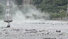 受到颱風白海豚外圍環流沉降影響，台東9日上午吹起焚風，卑南溪河床出現風飛沙情形。（民眾提供）