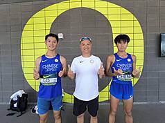 在美國奧勒岡州尤金舉行的世界U20田徑錦標賽，台灣男子競走好手羅聖欽（左）9日在決賽以打破個人最佳的19分43秒47獲得第9名，同時打破台灣U20全國紀錄，教練翁竹毅（中）滿意子弟兵表現。右為選手陳叡楷。（中華民國田徑協會提供）
