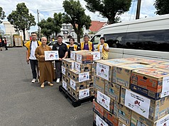 日本熊本縣災後救援工作持續進行。福岡佛光山8日前往災情嚴重的八代市，捐贈100箱茶水、20箱尿布及離乳食等民生物資，並向八代市政府捐出50萬日圓義援金。（國際佛光會福岡協會提供）