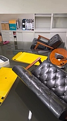 颱風白海豚影響，且適逢大潮，基隆市一間房仲店面地下室8日積水嚴重，桌椅漂浮在水面，員工控訴撥打1999專線求助，對方回覆已派人處理，但現場根本沒人來。公所9日表示，因通報地址門牌張貼在旅店與房仲兩棟建物間柱子上而產生誤會。（房仲業者提供）