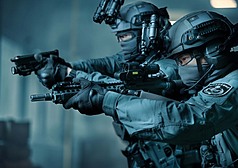 海洋委員會海巡署9日配合國軍執行漢光42號實兵演習，完成「關鍵設施與重要目標防護」、「據點防禦陣地部署」、「側翼警戒」及「諮詢組進駐」等課目，兼顧防颱與操演工作。（海巡署提供）
