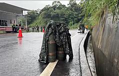 漢光演習進入第5天，一輛載運軍方砲彈的貨車9日下午行經苗栗縣台13線頭屋路段一處彎道時，多發砲彈掉落路面及水溝。（民眾提供）