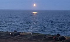 漢光42號實兵10日進入第6天，第一作戰區清晨實施
「要域火殲實彈射擊」，模擬敵軍對澎湖地區「快速突擊上陸」，防區各部隊依據想定及輔助狀況發布，
展開應變制變作為。