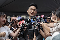 台北市長蔣萬安（中）10日出席「台北市南港區東新國民小學校舍改建工程第2期活動中心工程」開工典禮，會前接受媒體訪問回應有關近日疫苗、颱風假等相關議題。