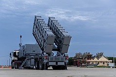 搭載雄風反艦飛彈的海軍濱指部機動飛彈發射車9日於澎湖進行演練，驗證聯合作戰及濱海打擊效能。（軍聞社提供）