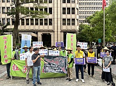 JD
社子島自救會赴內政部陳情
社子島自救會10日赴內政部舉行記者會表示，盼內政
部長劉世芳接見自救會，聽取1156名希望剔除區段徵
收居民的心聲。
中央社記者高華謙攝　115年8月10日