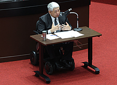 立法院全院委員會11日上午審查監察院正、副院長被提名人，監察院副院長被提名人王榮璋列席備詢，回應立委提問。