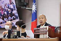 立法院朝野黨團11日下午繼續協商115年度中央政府總預算案，立法院長韓國瑜（右）主持會議。