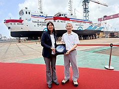 LG
國海院調查船命名「澄波」　紀念台灣畫家陳澄波
海洋委員會國家海洋研究院11日於高雄舉行100與300
噸級海調船下水暨命名典禮，2艘調查船由總統賴清
德命名為「澄波101」與「澄波102」，以紀念台灣畫
家陳澄波。圖為海洋委員會國家海洋研究院長陳璋玲
（左）與陳澄波文化基金會董事長陳立(柏)（右）合
影。
中央社記者張已(??兼)攝 115年8月11日