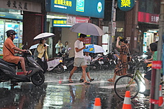 氣象署表示，未來一週偏西南風，12、13日南部仍整天斷斷續續有雨，午後大台北山區防大雨。台北市中山區11日傍晚下起大雨，民眾撐傘遮雨。
