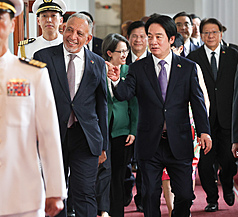 總統賴清德（前右）11日在總統府與聖文森及格瑞那丁總理佛萊代（Godwin Friday，另譯：傅萊德）（前左）進行雙邊會晤，兩人步入會場。