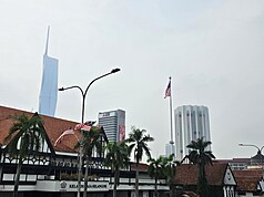 馬來西亞吉隆坡11日受到煙霾影響，市區上空灰濛濛一片，遠處高樓輪廓在煙霾中顯得朦朧，城市能見度明顯降低。