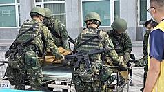 國軍漢光42號實兵演習持續進行，第一作戰區12日進行大量傷患急救演練，模擬敵軍對台進行攻擊產生傷患，參與官兵皆全副武裝，為受傷官兵進行初步救傷並協助送醫。