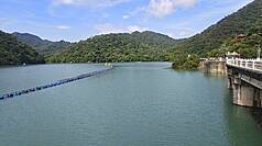 颱風白海豚通過，經濟部水利署北區水資源分署在9日啟動石門水庫沖淤作業，水庫蓄水率現已回升至100%，完成颱風後回蓄目標，可穩定供應民生及產業用水。
（北水分署提供）