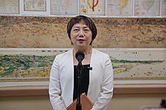 CD
范雲盼總預算案儘速審完
民進黨立法院黨團書記長范雲（圖）12日在立法院輿
情回應記者會表示，尊重立法院長韓國瑜職權，黨團
最關心115年度中央政府總預算案何時能審完，並盼
116年度總預算案不要再延宕，以免影響民生及部會
施政。
中央社記者王飛華攝　115年8月12日