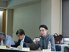 「中美競逐下兩岸情勢發展座談會」12日在台大校友會館召開，政治大學外交學系教授黃奎博(右)與會。