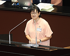 立法院全院委員會13日審查監察院人事同意權案，監察委員被提名人林惠芳列席，並上台說明。