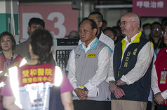 2026年城鎮韌性演習13日在北部地區實施，行政院政務委員季連成（右2）、美國在台協會（AIT）處長谷立言（右1）上午在衛生福利部雙和醫院視察人員執行醫療降載、地下化演練。