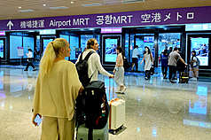 2026城鎮韌性防空演習北部場首度納入行動網路降速演練，13日下午實施。多數民眾覺得影響不大，不過也有人說相當不方便，但也只能配合；亦有國外旅客認為這是難得經驗。