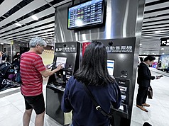 LG
城鎮韌性演習登場　旅客北車售票機前訂票
2026城鎮韌性（防空）演習北部場次13日下午登場，
首度納入行動網路降速演練，台北車站有民眾靜待演
練結束，也有旅客現場透過車站自動售票機訂票。
中央社記者黃巧雯攝　115年8月13日