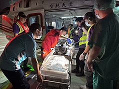 澎湖1名出生僅2小時的新生兒，13日深夜緊急後送至高雄榮民總醫院爭取後續專業醫療照護，創下後送醫療年齡最小的紀錄。（凌天航空提供）
