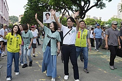 民進黨台北市長參選人沈伯洋（前左3）14日一早在同黨籍立委吳思瑤（前左2）等人陪同下，前往天母運動公園掃街拜票，向民眾揮手致意。