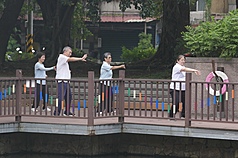 天氣炎熱高溫，民眾一早在台北天母運動公園做運動。資料照片。