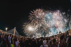 漁人碼頭16日起連3個週日舉辦煙火秀，活動日下午4時起交管，淡江大橋人行道也禁自行車上橋。煙火秀示意圖。(新北捷運公司提供)