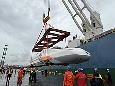 台灣高鐵首組新世代列車N700ST（圖）自日本出廠後，15日順利運抵高雄港。
