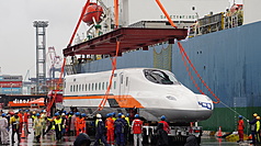 台灣高鐵與日立東芝聯盟簽訂12組台灣高鐵新世代列車N700ST已經陸續抵達台灣，為因應車隊擴大及2種車型同時營運，台灣高鐵預計將招募約125人，包括45名駕駛、80名維修人員。圖為台灣高鐵N700ST列車抵達高雄港。資料照片
