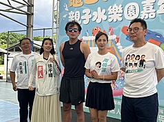 台灣民眾黨主席黃國昌（中）15日在桃園市龜山區出席「涼快一夏—龜山親子水樂園」活動，接受媒體聯訪回應時事議題。