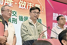 民進黨高雄市長參選人賴瑞隆（中）15日成立「四大民防後援會」，提出全面提升民防韌性，也承諾將持續做一位「看得見基層、聽得見民聲、做得到承諾」的市長。
（賴瑞隆辦公室提供）