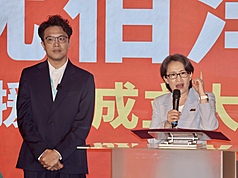 民進黨台北市長參選人沈伯洋(左)的台北市牙醫師後援會成立大會16日下午登場，副總統蕭美琴(右)出席力挺。