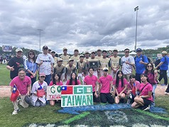 台灣隊獲「世界次青少棒錦標賽」總決賽亞軍，駐芝加哥辦事處長類延峰（後排左3）代表賴總統、蕭副總統頒贈賀電並合影。
（駐芝加哥辦事處提供）