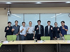 東海大學中國大陸暨區域發展研究中心17日舉辦「中共入出境新規對兩岸交流的影響」座談會，陸委會主委邱垂正（右4）、陸委會副主委沈有忠（右3）及多名學者出席，就安全化治理、美中競爭、法制風險與傳播政策等，分析新規對兩岸民間互動影響。
