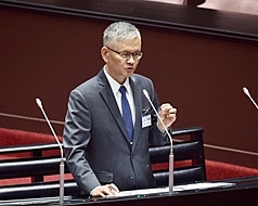 立法院全院委員會18日審查監察院人事同意權案，被提名人現任台灣民主基金會副執行長李光章於會中說明。