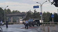 已故的中國前國務院總理朱鎔基遺體18日在北京八寶山火化。八寶山附近戒備森嚴。