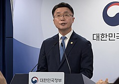 韓國18日公布「自主AI基礎模型」計畫第2階段評估結果，由Upstage、SK電信、LG AI研究院進入下一階
段，盼透過競爭讓韓國AI生態系成長為美中以外的替代選項。圖為科技部第2次官柳濟明。