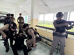 泰國曼谷一間中學18日舉行校園槍擊演練，警方模擬制伏持槍嫌犯，演練包括歹徒進入校園、師生躲藏及警方攻堅等情境。