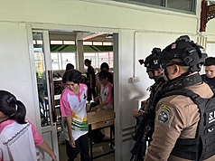 泰國曼谷一間中學18日舉行校園槍擊演練，警方模擬事件發生後引導學生離開教室，撤往安全區域。