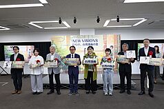 台灣文化中心主任曾鈐龍（左4）、台灣漫畫家高妍（前右3）、南南日（左2）、日本漫畫家協會理事長里中滿智子（前右4）、手塚製作公司代表取締役社長松谷孝征（左3）18日於日本東京舉行的「NEW VISIONS－打開台灣漫畫之窗」活動開幕式合影。（台灣文化中心提供）
