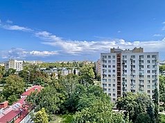 隨著新學年臨近，波蘭大學城周邊住宅區的獨立套房與合租雅房成為學生首選標的。儘管今年學生租屋需求旺，但主要城市的獨立套房租金普遍較去年同期微幅下滑。