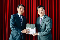 外交部長林佳龍（右）18日接見第14屆「日本台灣商會聯合總會」（日總）新任總會長賴本勉（左）等人。（外交部提供）