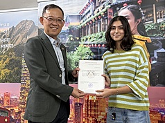 拿到教育部華語文獎學金，將到台灣學習的印度學子維茲（Aarushi Vats，右）18日表示，她念的是哲學，深入研究儒家、道家思想，對台灣這個國家和台灣文化產生濃厚興趣，平常會看台灣電視劇、電影，聽台灣音樂，也在學校選修華語文，十分樂在其中。