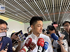 台北市長蔣萬安(中)22日表示，翡翠水庫管理局長涉挪用公款已予免職查辦。資料照。