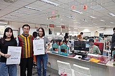 LG
全國首2位西拉雅族人完成身分登記
西拉雅族獲行政院正式核定為法定原住民族，台南母
女買方(示其)（右）、石亞欣（左）19日在台南市長
黃偉哲（中）見證下，在南區戶政事務所成為全國第
1、2位完成身分登記的西拉雅族人。（台南市政府提
供）
中央社記者張榮祥台南傳真　115年8月19日