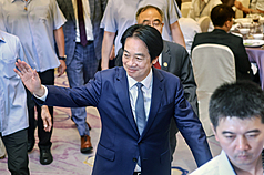 總統賴清德（中）19日晚間在台北出席「2026淨零排放科技國際競賽」頒獎典禮，離場時面帶笑容，向現場賓客揮手致意。