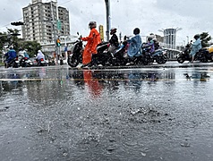 受到低壓帶及西南風偏強影響，今天(22日)南部整天有陣雨或雷雨，易有大雨或局部豪雨發生，其他地區也有午後雷陣雨。圖為高雄市穿雨衣的機車騎士在雨中停等紅燈。資料照片